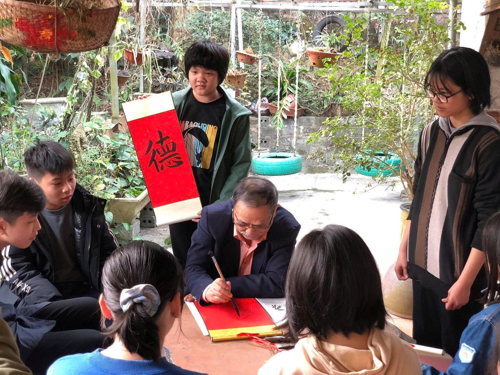 Chào mừng Ngày Nhà giáo Việt Nam 20/11: Có những người thầy mang vẻ đẹp văn hóa - Ảnh 3. Chào mừng Ngày Nhà giáo Việt Nam 20/11: Có những người thầy mang vẻ đẹp văn hóa - Ảnh 3.