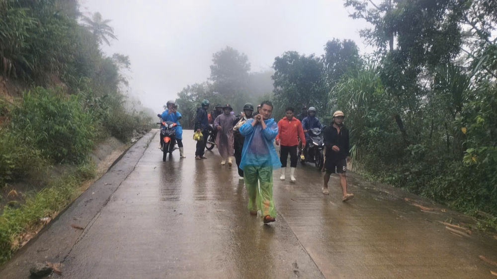 Đà Nẵng tiếp tục sạt lở vùi lấp 6 căn nhà và 1 người dân - Ảnh 1.