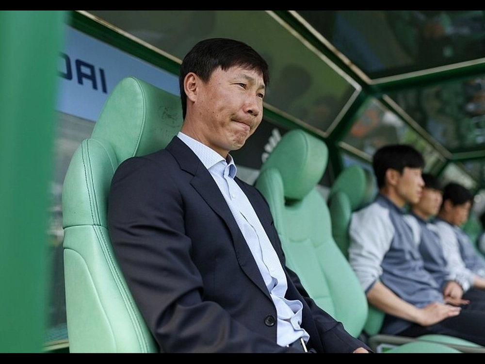 HLV Kim Sang Sik tiết lộ góc khuất bất ngờ về bản thân và hành trình thoát khỏi nỗi ám ảnh - Ảnh 1.