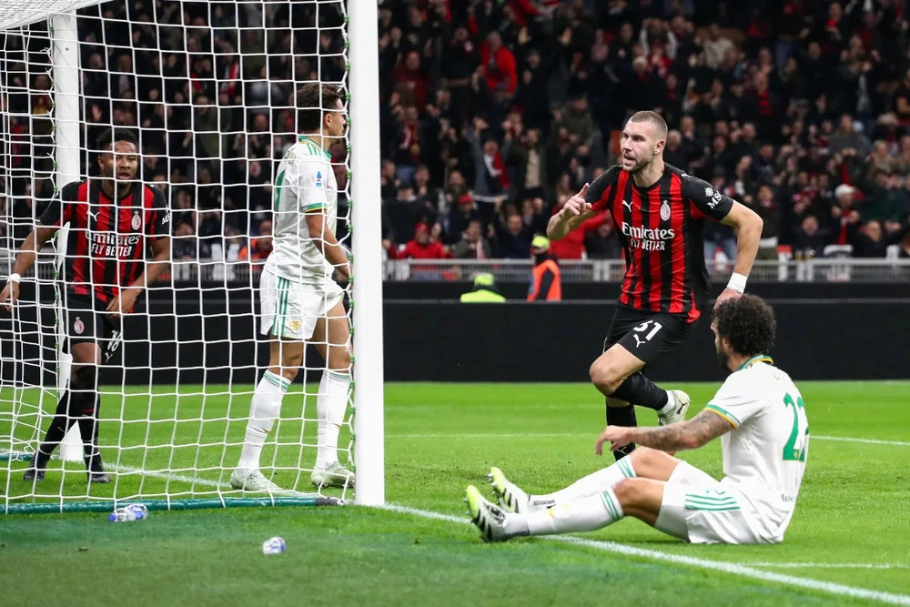 AC Milan thắng nghẹt thở Roma, cuộc đua vô địch Serie A thêm kịch tính với 4 đội hơn kém nhau 1 điểm - Ảnh 1.
