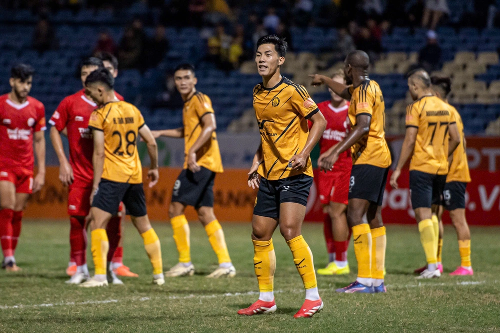 Bóng lăn trong tuần: Thuyền chìm tại bến - Ảnh 1.