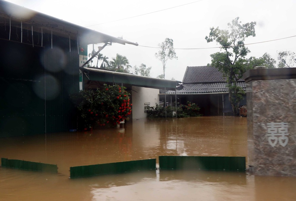 Hà Tĩnh gồng mình chống lũ, hơn 4.000 hộ dân ngập sâu cần sơ tán khẩn cấp - Ảnh 4. Hà Tĩnh gồng mình chống lũ, hơn 4.000 hộ dân ngập sâu cần sơ tán khẩn cấp - Ảnh 4.