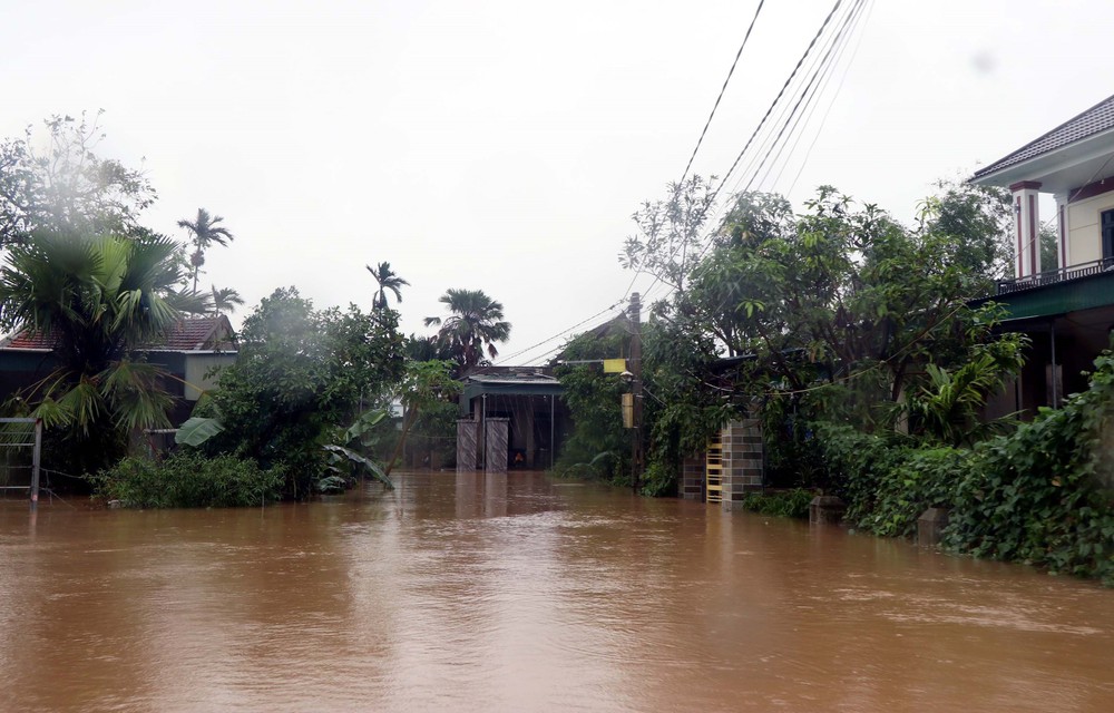 Hà Tĩnh gồng mình chống lũ, hơn 4.000 hộ dân ngập sâu cần sơ tán khẩn cấp - Ảnh 3. Hà Tĩnh gồng mình chống lũ, hơn 4.000 hộ dân ngập sâu cần sơ tán khẩn cấp - Ảnh 3.