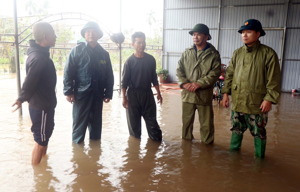 Hà Tĩnh gồng mình chống lũ, hơn 4.000 hộ dân ngập sâu cần sơ tán khẩn cấp - Ảnh 1. Hà Tĩnh gồng mình chống lũ, hơn 4.000 hộ dân ngập sâu cần sơ tán khẩn cấp - Ảnh 1.