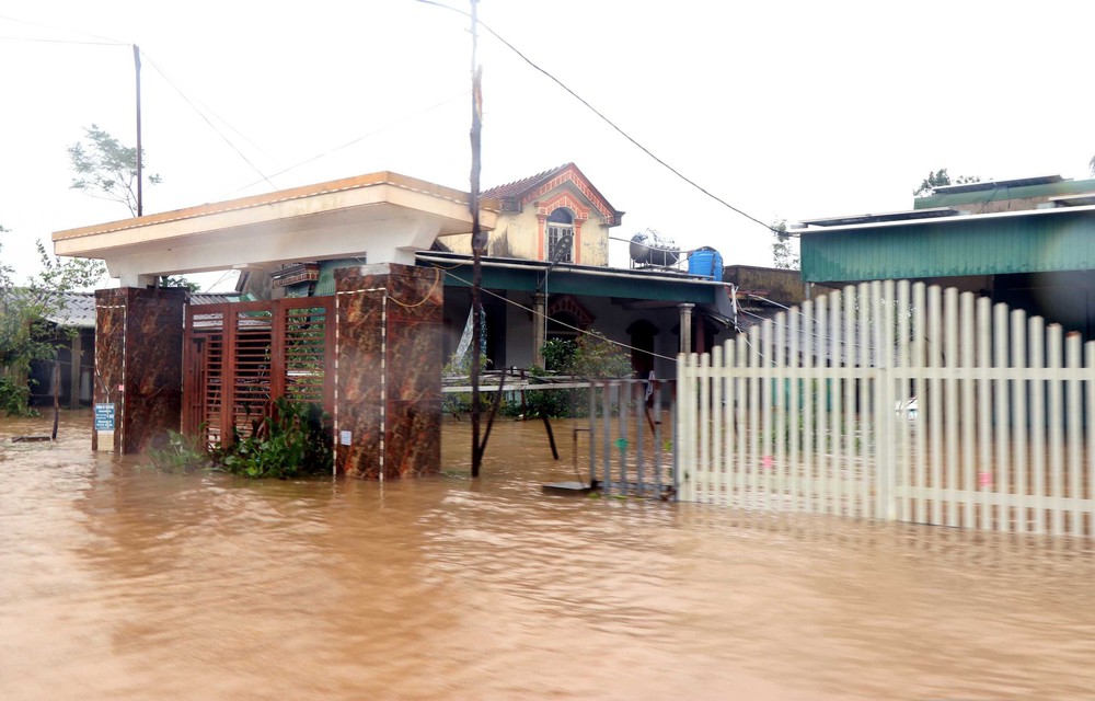 Hà Tĩnh gồng mình chống lũ, hơn 4.000 hộ dân ngập sâu cần sơ tán khẩn cấp - Ảnh 2. Hà Tĩnh gồng mình chống lũ, hơn 4.000 hộ dân ngập sâu cần sơ tán khẩn cấp - Ảnh 2.