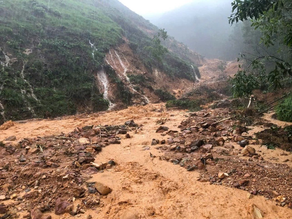 Huế: Xuất hiện vết nứt hở trên đỉnh đồi, nhiều hộ dân vùng núi phải sơ tán - Ảnh 1.