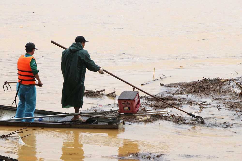 Mưa lũ tại miền Trung: Vẫn còn gần 60 vị trí trên các tuyến quốc lộ bị ách tắc - Ảnh 1.