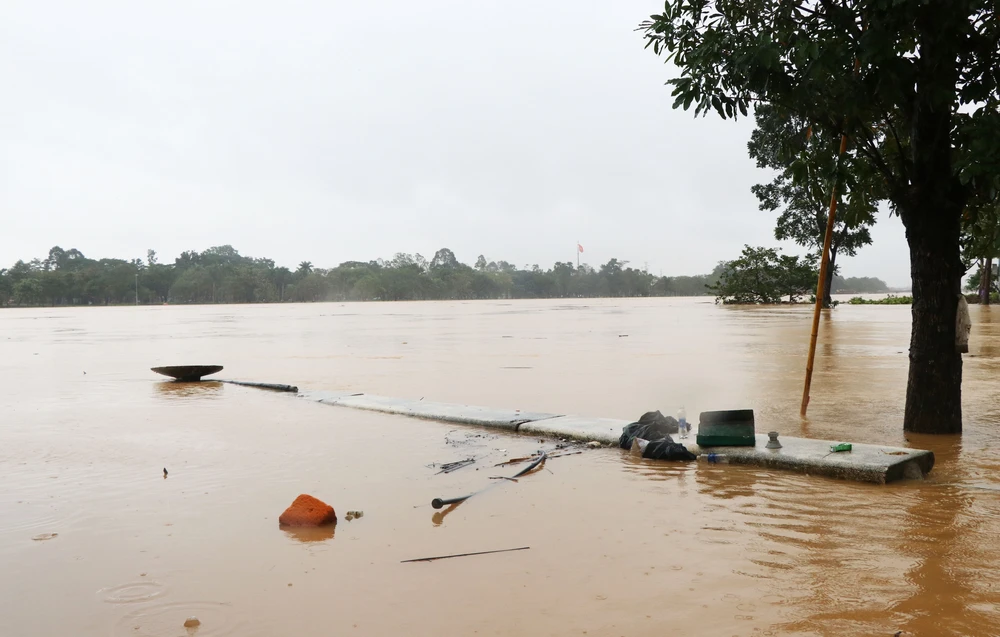 Học sinh thành phố Huế tiếp tục nghỉ học ngày 3/11 để tránh lũ - Ảnh 1.