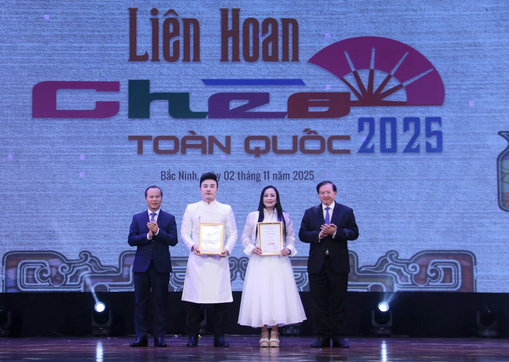 Liên hoan Chèo toàn quốc 2025: Vở diễn "Nguyễn Văn Cừ – Tuổi trẻ chí lớn" và "Thiên mệnh" giành HCV - Ảnh 3. Liên hoan Chèo toàn quốc 2025: Vở diễn "Nguyễn Văn Cừ – Tuổi trẻ chí lớn" và "Thiên mệnh" giành HCV - Ảnh 3.