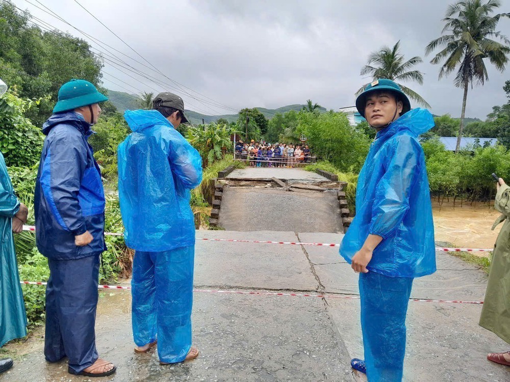 Quảng Ngãi: Mưa lũ gây sập cầu dân sinh, chia cắt khoảng 250 hộ dân - Ảnh 1.