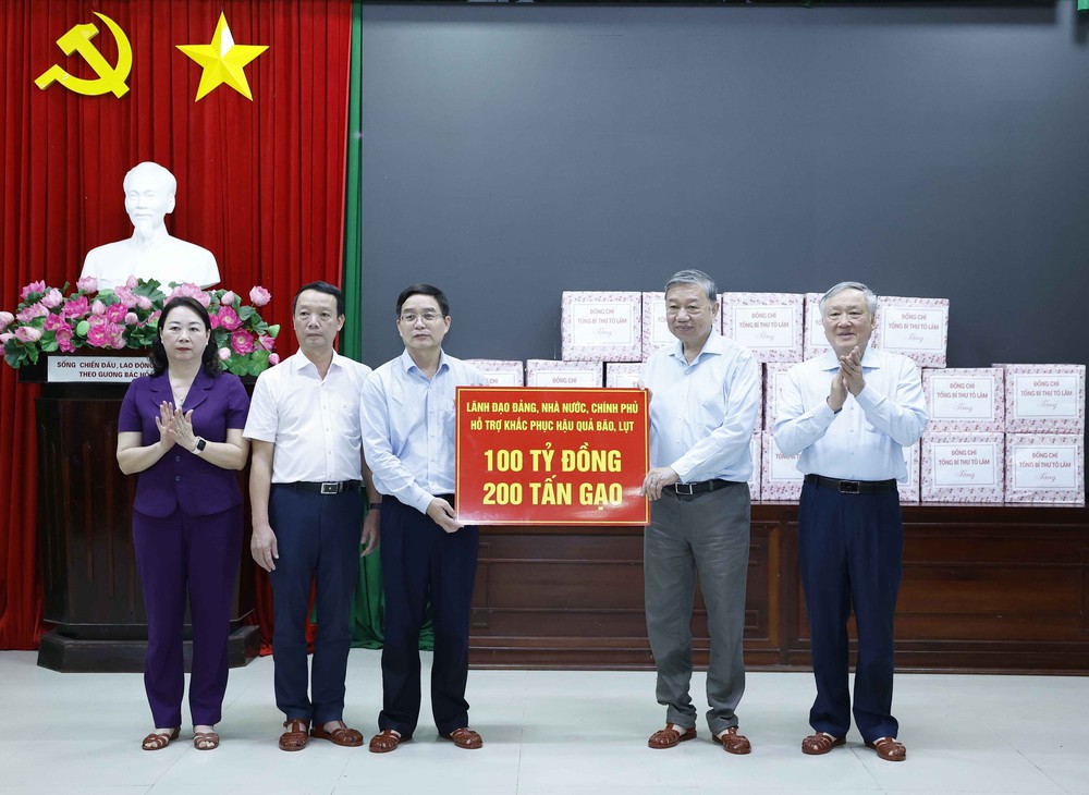 Tổng Bí thư thăm người dân bị ảnh hưởng do mưa, lũ tại thành phố Huế - Ảnh 2.