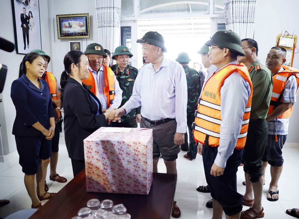 Tổng Bí thư thăm người dân bị ảnh hưởng do mưa, lũ tại thành phố Huế - Ảnh 9.
