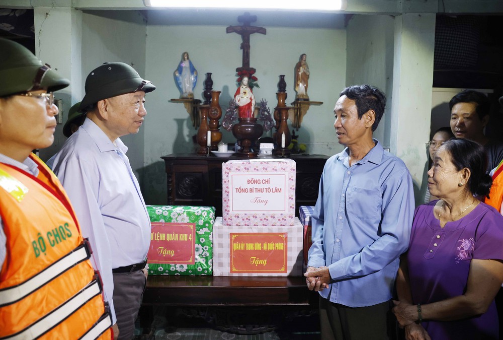 Tổng Bí thư thăm người dân bị ảnh hưởng do mưa, lũ tại thành phố Huế - Ảnh 8.
