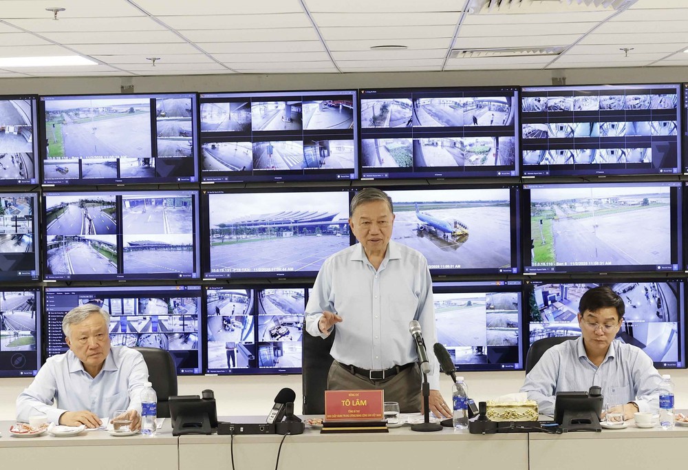 Tổng Bí thư thăm người dân bị ảnh hưởng do mưa, lũ tại thành phố Huế - Ảnh 1.