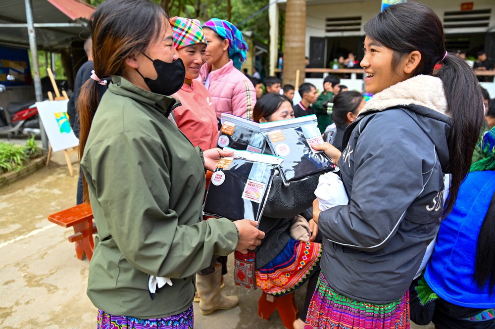 UNIQLO trao 10.000 áo giữ nhiệt và khánh thành nhà bán trú cho học sinh vùng cao - Ảnh 3. UNIQLO trao 10.000 áo giữ nhiệt và khánh thành nhà bán trú cho học sinh vùng cao - Ảnh 3.