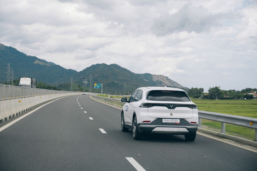 Vì sao VinFast VF 8 là mẫu SUV 5 chỗ đáng xuống tiền nhất quanh mốc 1 tỷ đồng? - Ảnh 2. Vì sao VinFast VF 8 là mẫu SUV 5 chỗ đáng xuống tiền nhất quanh mốc 1 tỷ đồng? - Ảnh 2.