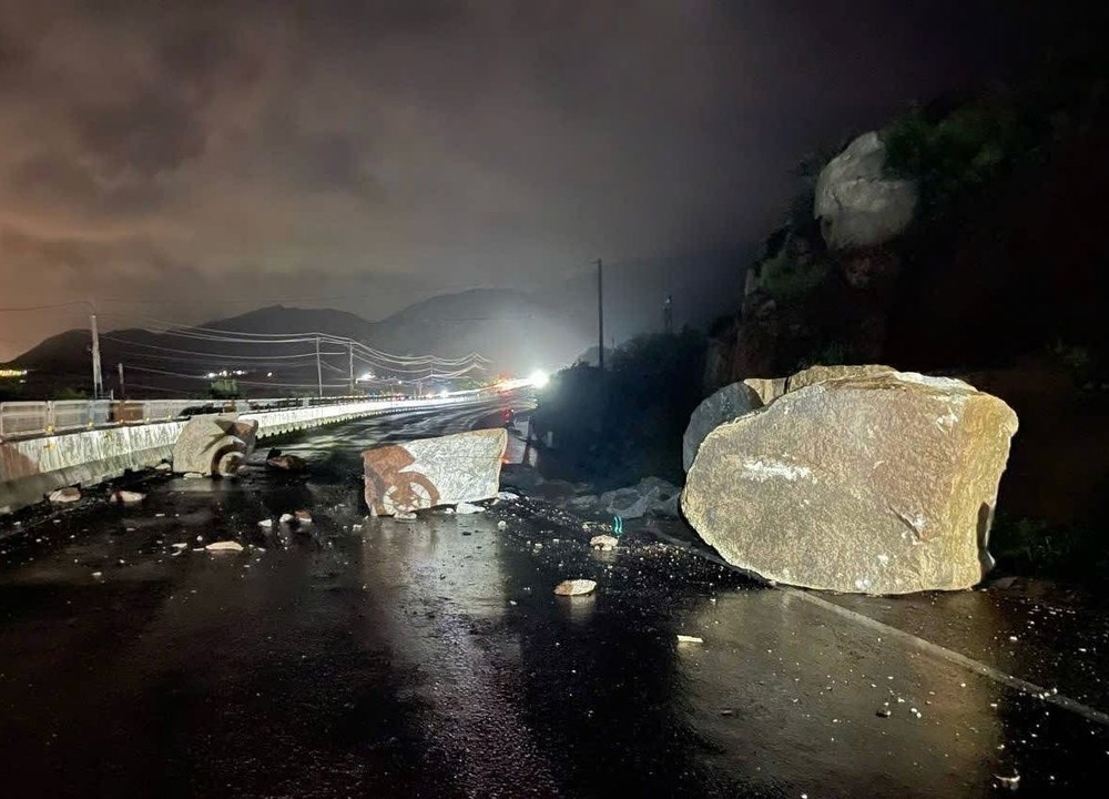 Phong toả một làn đường Quốc lộ 1 qua Lâm Đồng bị vướng đá lớn - Ảnh 1. Phong toả một làn đường Quốc lộ 1 qua Lâm Đồng bị vướng đá lớn - Ảnh 1.
