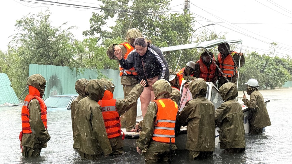 Đắk Lắk cứu hộ, di dời người dân ra khỏi vùng ngập - Ảnh 3.