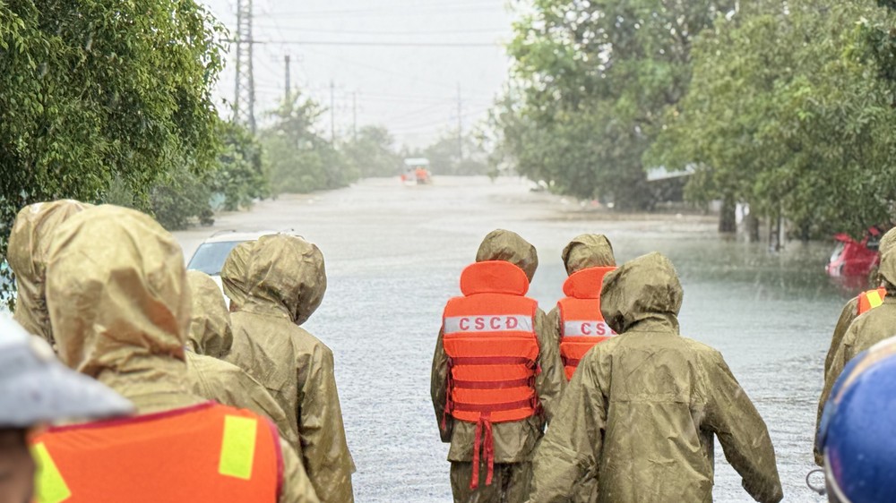Đắk Lắk cứu hộ, di dời người dân ra khỏi vùng ngập - Ảnh 1.