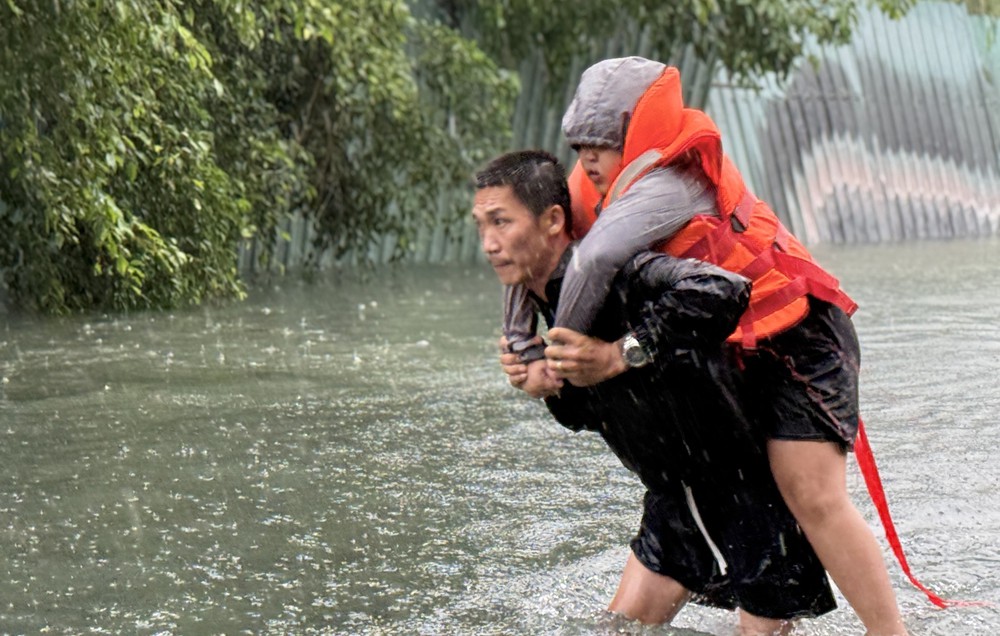 Đắk Lắk cứu hộ, di dời người dân ra khỏi vùng ngập - Ảnh 5.