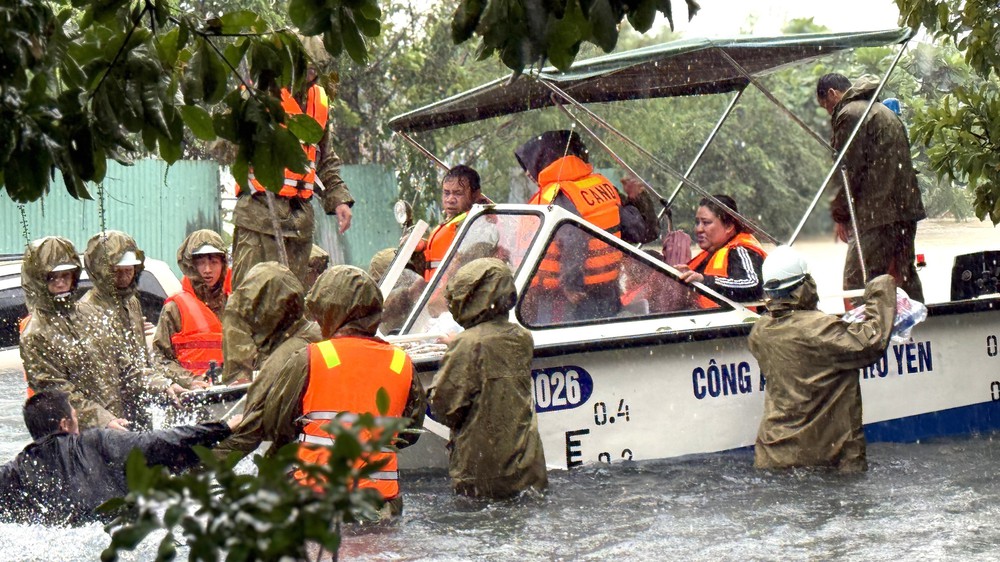 Đắk Lắk cứu hộ, di dời người dân ra khỏi vùng ngập - Ảnh 2.