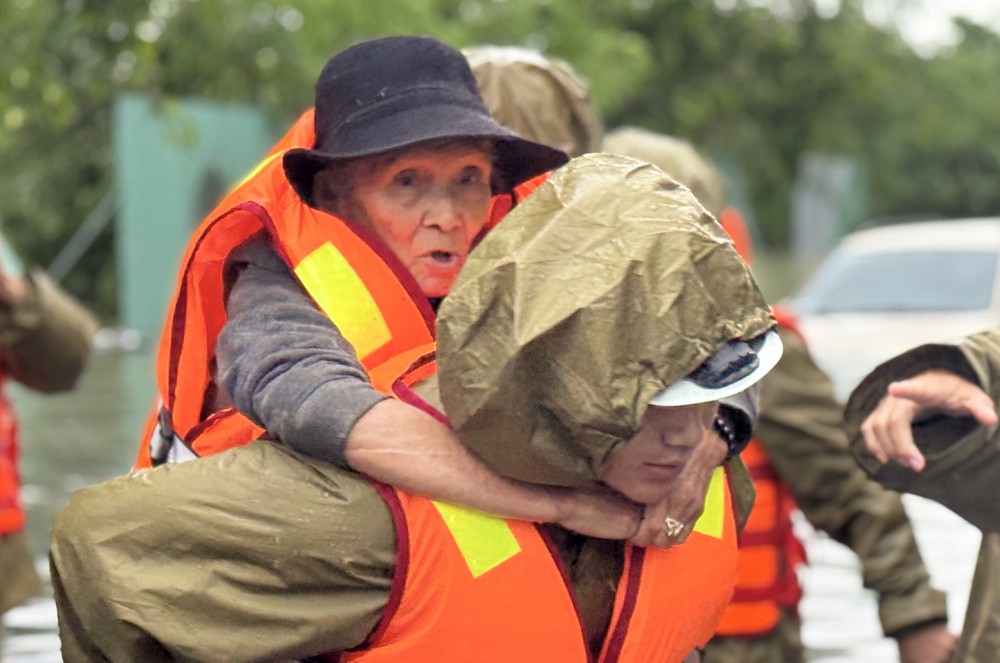Đắk Lắk cứu hộ, di dời người dân ra khỏi vùng ngập - Ảnh 4.