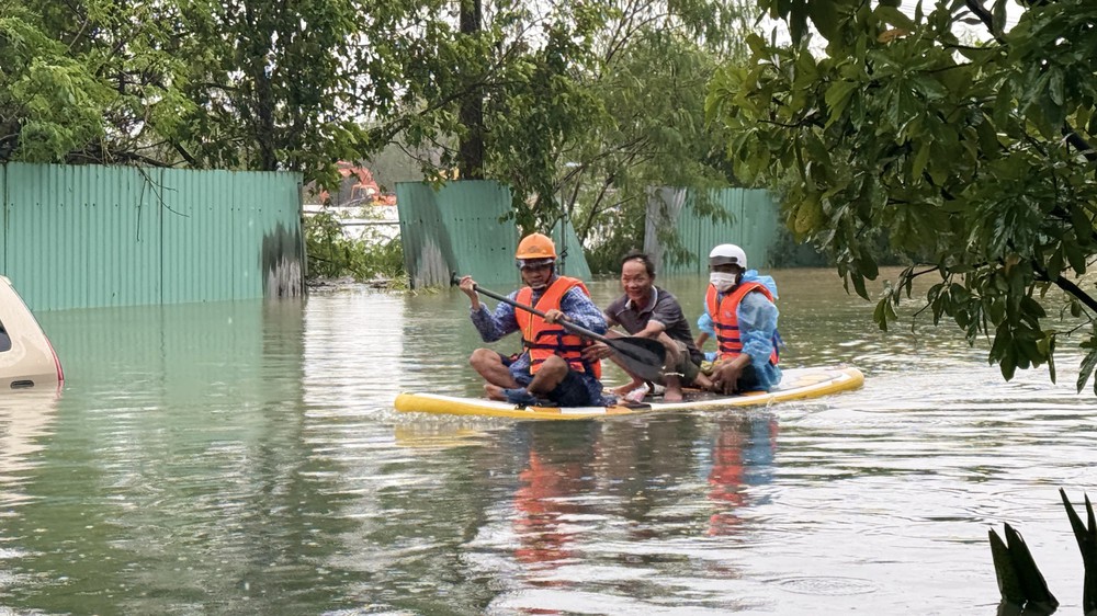 Đắk Lắk cứu hộ, di dời người dân ra khỏi vùng ngập - Ảnh 7.