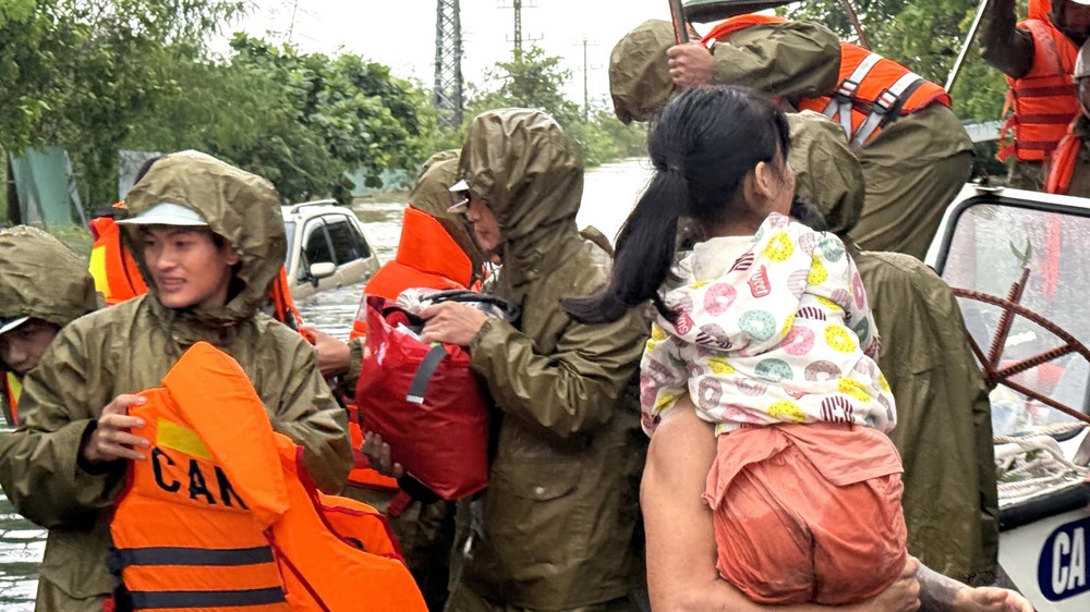 Đắk Lắk cứu hộ, di dời người dân ra khỏi vùng ngập - Ảnh 5.