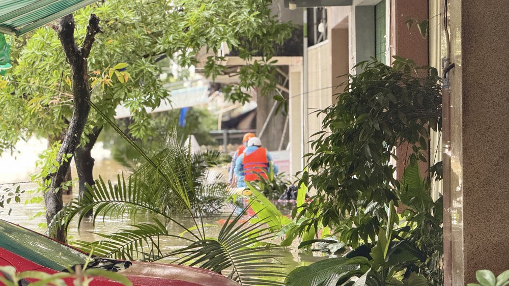 Đắk Lắk cứu hộ, di dời người dân ra khỏi vùng ngập - Ảnh 8.