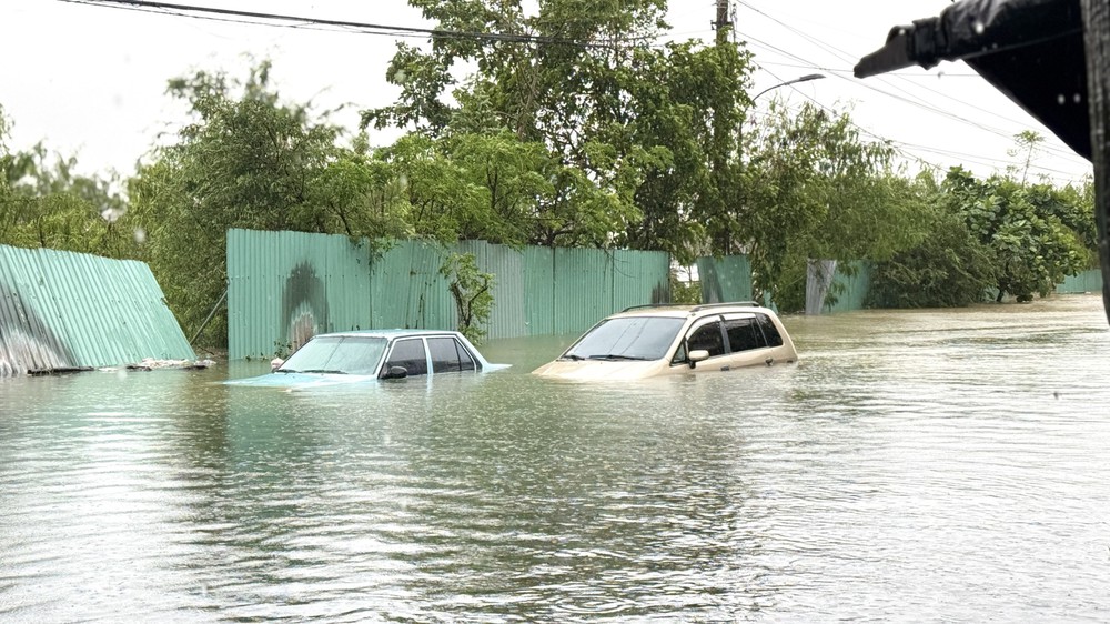 Đắk Lắk cứu hộ, di dời người dân ra khỏi vùng ngập - Ảnh 10.