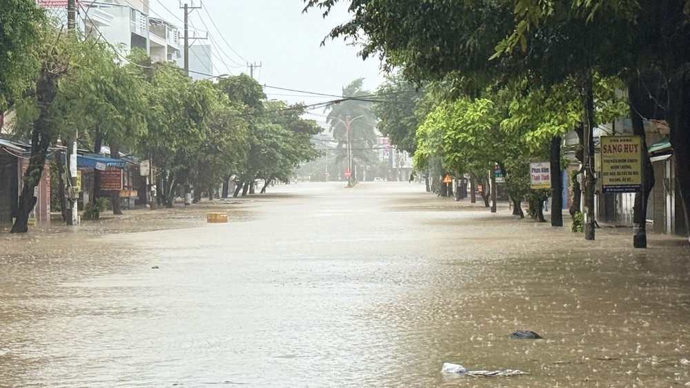 Đắk Lắk cứu hộ, di dời người dân ra khỏi vùng ngập - Ảnh 9.