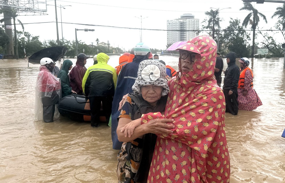 Đắk Lắk tiếp tục ứng cứu thêm hàng trăm hộ dân vùng ngập sâu - Ảnh 5.