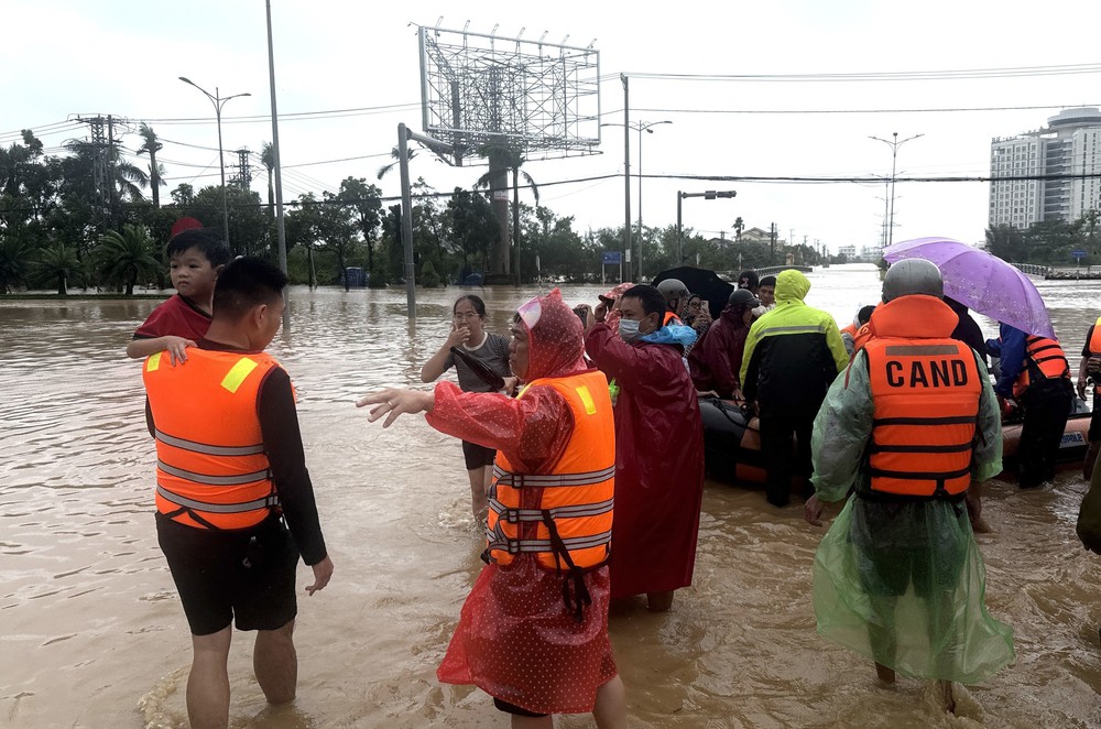 Đắk Lắk tiếp tục ứng cứu thêm hàng trăm hộ dân vùng ngập sâu - Ảnh 3.