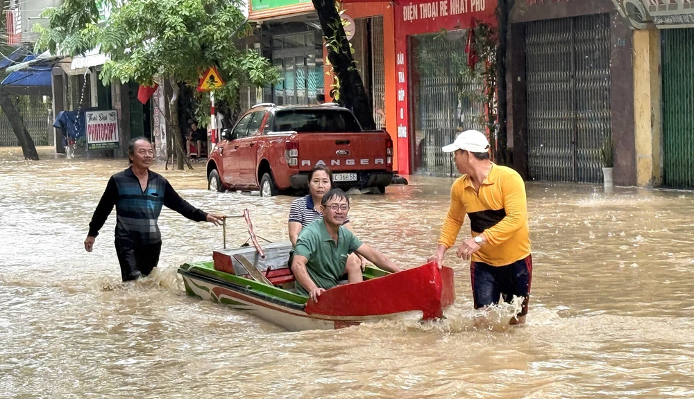 Đắk Lắk tiếp tục ứng cứu thêm hàng trăm hộ dân vùng ngập sâu - Ảnh 2.