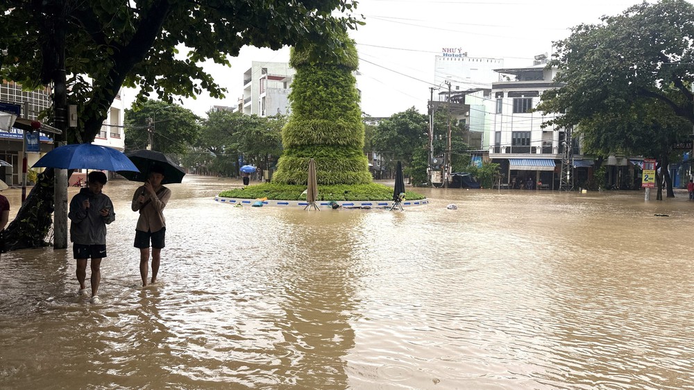 Đắk Lắk tiếp tục ứng cứu thêm hàng trăm hộ dân vùng ngập sâu - Ảnh 7.