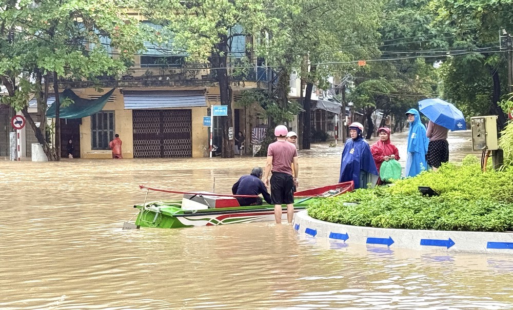 Đắk Lắk tiếp tục ứng cứu thêm hàng trăm hộ dân vùng ngập sâu - Ảnh 4.