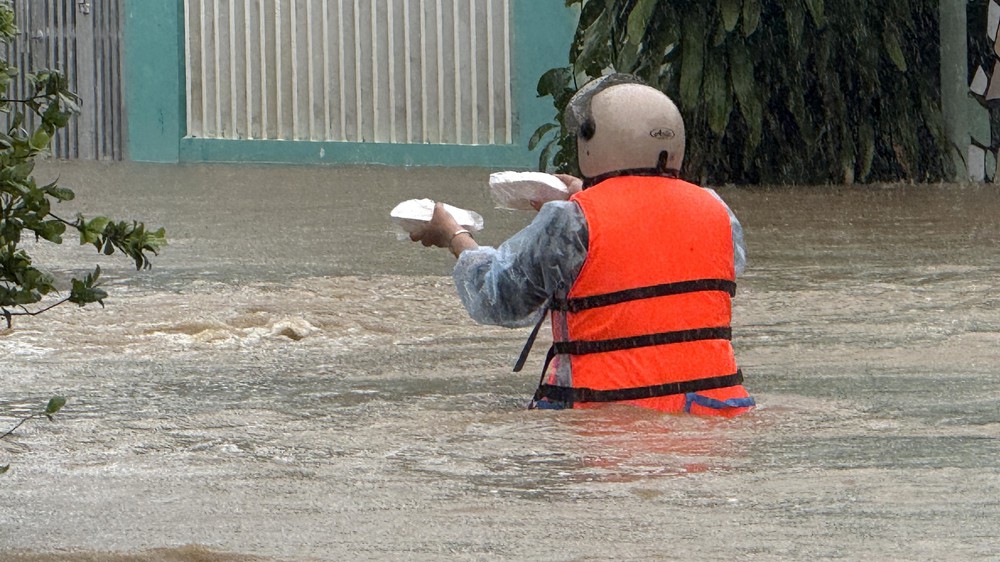 Đắk Lắk tiếp tục ứng cứu thêm hàng trăm hộ dân vùng ngập sâu - Ảnh 6.