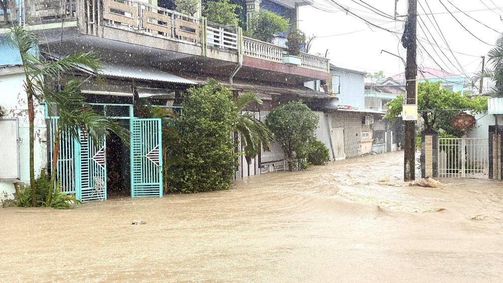 Đắk Lắk tiếp tục ứng cứu thêm hàng trăm hộ dân vùng ngập sâu - Ảnh 8.