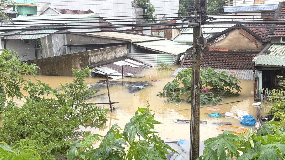 Đắk Lắk tiếp tục ứng cứu thêm hàng trăm hộ dân vùng ngập sâu - Ảnh 11.