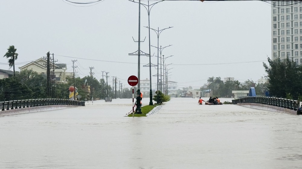 Đắk Lắk tiếp tục ứng cứu thêm hàng trăm hộ dân vùng ngập sâu - Ảnh 10.