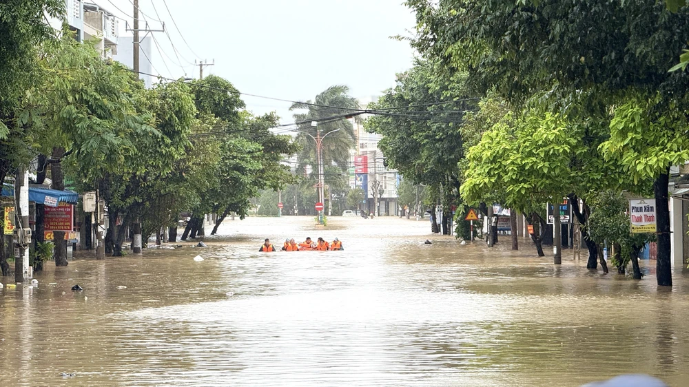 Đắk Lắk tiếp tục ứng cứu thêm hàng trăm hộ dân vùng ngập sâu - Ảnh 9.