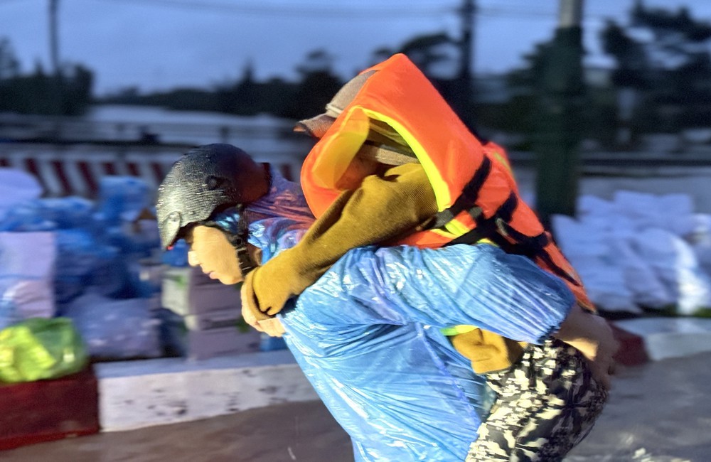 Đắk Lắk: Ứng cứu được thêm nhiều người dân vùng ngập lũ trong đêm - Ảnh 4. Đắk Lắk: Ứng cứu được thêm nhiều người dân vùng ngập lũ trong đêm - Ảnh 4.