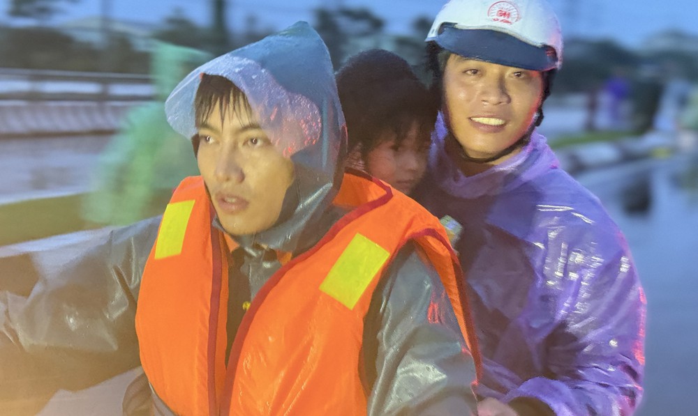 Đắk Lắk: Ứng cứu được thêm nhiều người dân vùng ngập lũ trong đêm - Ảnh 5. Đắk Lắk: Ứng cứu được thêm nhiều người dân vùng ngập lũ trong đêm - Ảnh 5.