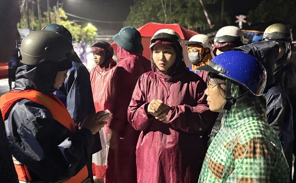 Đắk Lắk: Ứng cứu được thêm nhiều người dân vùng ngập lũ trong đêm - Ảnh 1. Đắk Lắk: Ứng cứu được thêm nhiều người dân vùng ngập lũ trong đêm - Ảnh 1.