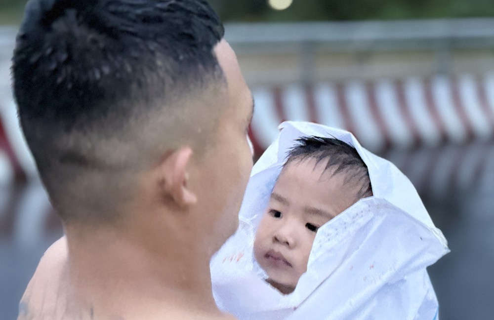 Đắk Lắk: Ứng cứu được thêm nhiều người dân vùng ngập lũ trong đêm - Ảnh 6. Đắk Lắk: Ứng cứu được thêm nhiều người dân vùng ngập lũ trong đêm - Ảnh 6.