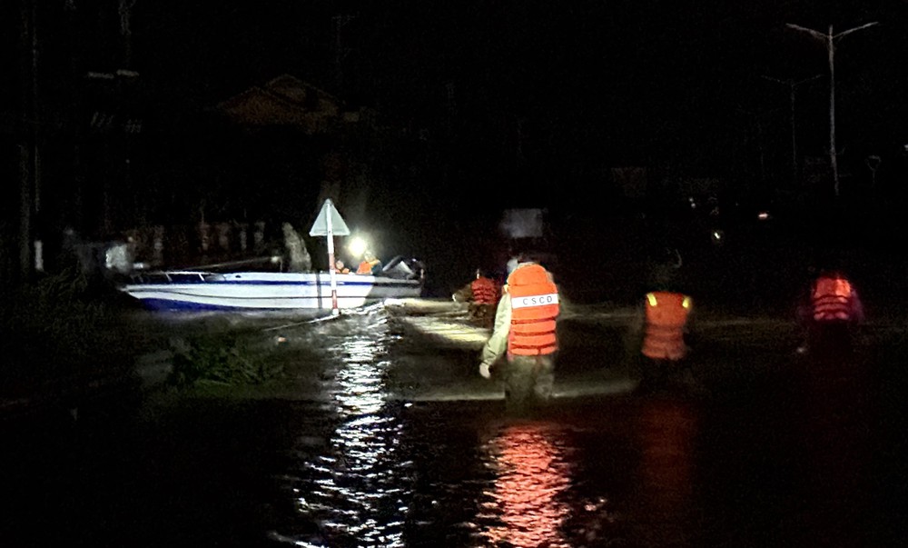 Đắk Lắk: Ứng cứu được thêm nhiều người dân vùng ngập lũ trong đêm - Ảnh 2. Đắk Lắk: Ứng cứu được thêm nhiều người dân vùng ngập lũ trong đêm - Ảnh 2.