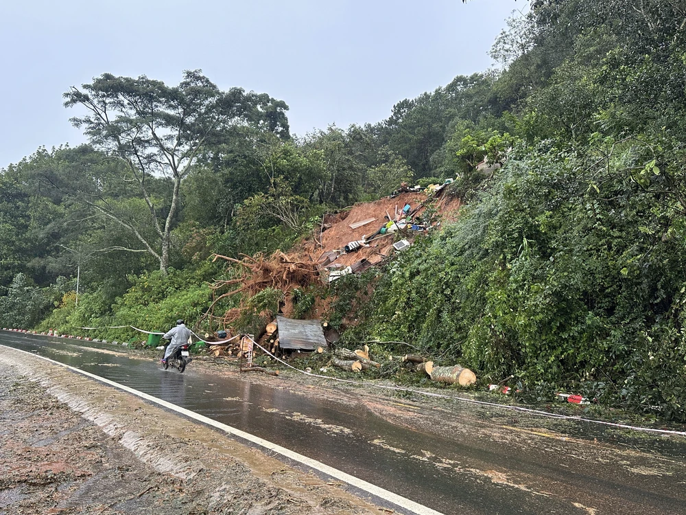 Đèo Mimosa sạt lở nghiêm trọng, các phương tiện vào trung tâm Đà Lạt khó khăn - Ảnh 6. Đèo Mimosa sạt lở nghiêm trọng, các phương tiện vào trung tâm Đà Lạt khó khăn - Ảnh 6.