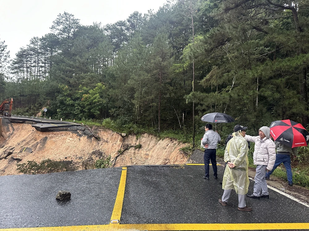 Đèo Mimosa sạt lở nghiêm trọng, các phương tiện vào trung tâm Đà Lạt khó khăn - Ảnh 1. Đèo Mimosa sạt lở nghiêm trọng, các phương tiện vào trung tâm Đà Lạt khó khăn - Ảnh 1.
