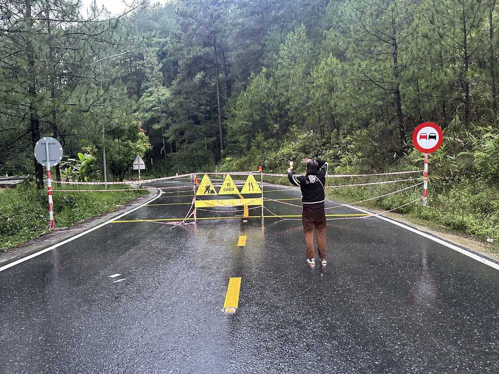Đèo Mimosa sạt lở nghiêm trọng, các phương tiện vào trung tâm Đà Lạt khó khăn - Ảnh 2. Đèo Mimosa sạt lở nghiêm trọng, các phương tiện vào trung tâm Đà Lạt khó khăn - Ảnh 2.
