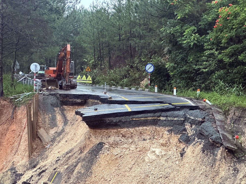 Đèo Mimosa sạt lở nghiêm trọng, các phương tiện vào trung tâm Đà Lạt khó khăn - Ảnh 3. Đèo Mimosa sạt lở nghiêm trọng, các phương tiện vào trung tâm Đà Lạt khó khăn - Ảnh 3.